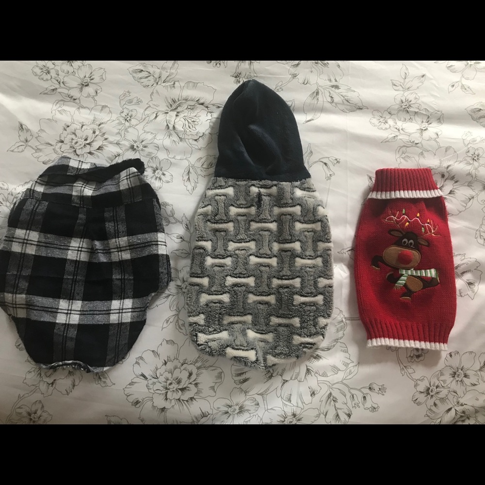 1 flannel (L) 1 hoodie (M) 1 Xmas sweater (S)